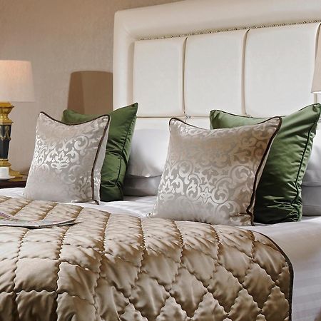 Muckross Park Hotel & Spa Killarney Phòng bức ảnh A bed with cushions
