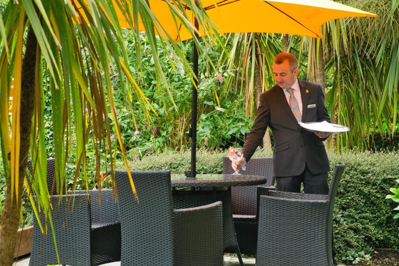 Muckross Park Hotel & Spa Killarney Ngoại thất bức ảnh A butler at work