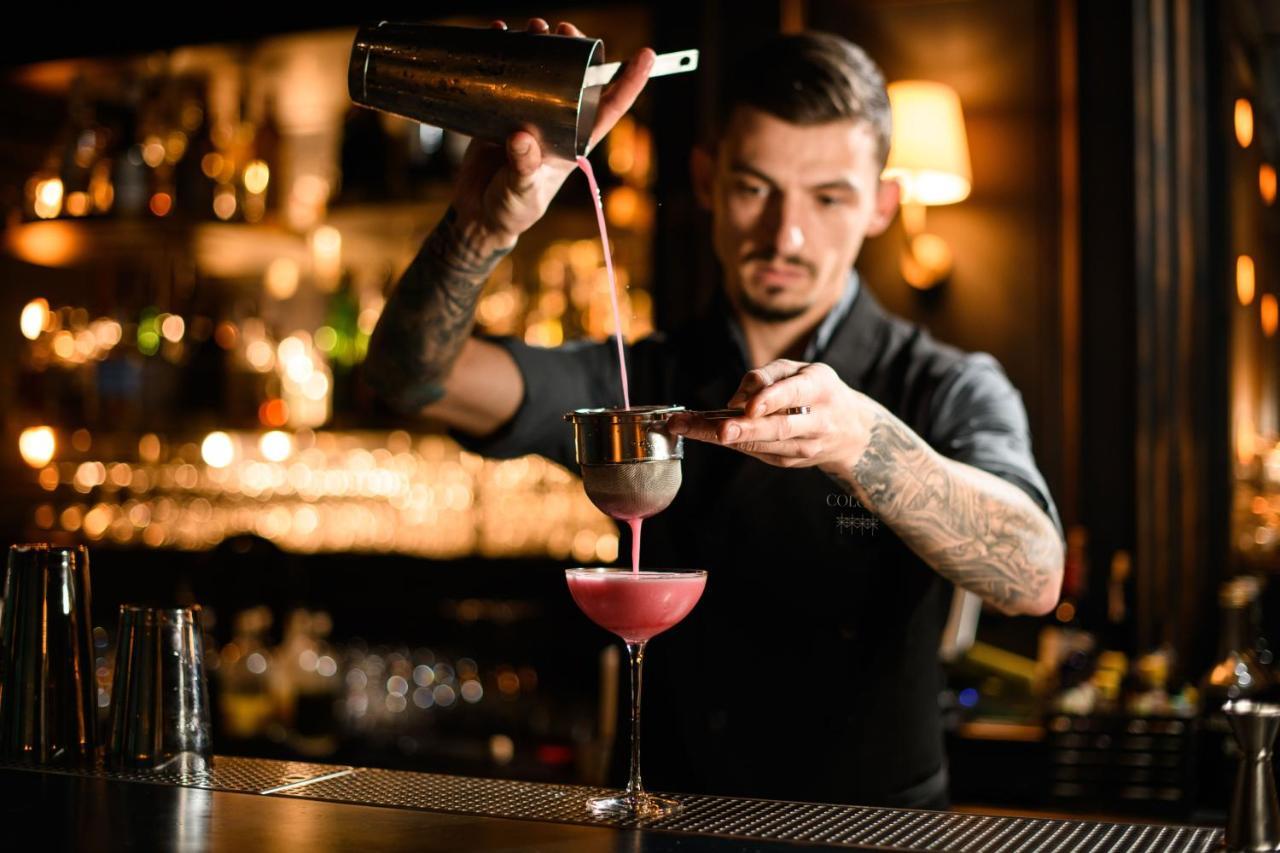 Muckross Park Hotel & Spa Killarney Ngoại thất bức ảnh A bartender preparing a cocktail